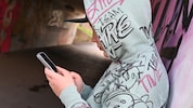 Etliche junge Menschen nutzen soziale Medien, um mit Freundinnen und Freunden in Kontakt zu ...