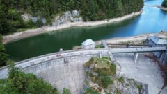 An den Ufern erkennt man: Der Stausee ist tiefer denn je.