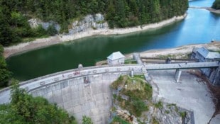 An den Ufern erkennt man: Der Stausee ist tiefer denn je.