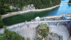 An den Ufern erkennt man: Der Stausee ist tiefer denn je.