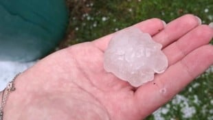 Dieses Hagelkorn zeigt eindrucksvoll, mit welcher Wucht das Unwetter am Mittwochnachmittag über ...