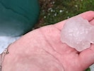 Dieses Hagelkorn zeigt eindrucksvoll, mit welcher Wucht das Unwetter am Mittwochnachmittag über ...