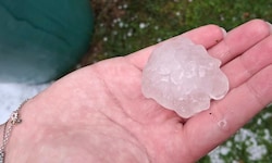 Dieses Hagelkorn zeigt eindrucksvoll, mit welcher Wucht das Unwetter am Mittwochnachmittag über ...