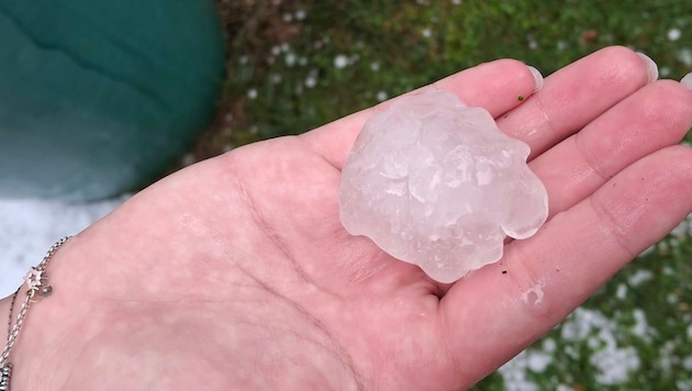 Dieses Hagelkorn zeigt eindrucksvoll, mit welcher Wucht das Unwetter am Mittwochnachmittag über ...