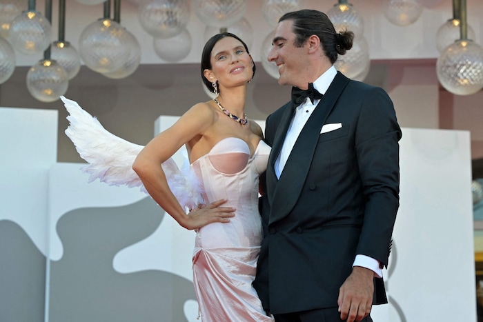 Model Bianca Balti trug Flügel auf dem Rücken und turtelte mit Freund Alessandro Cutrera.