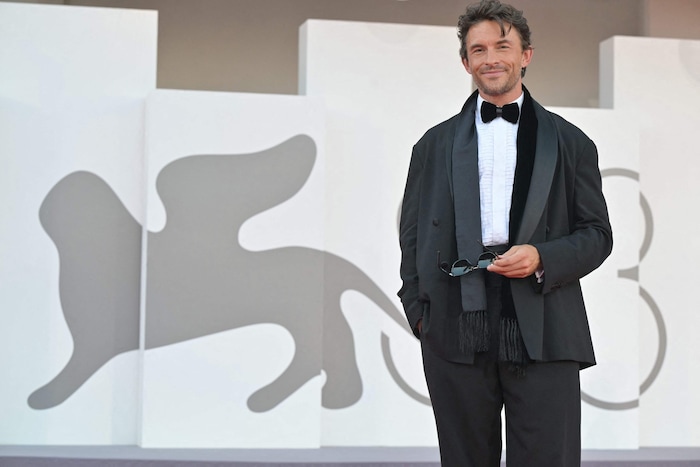 Auch Jonathan Bailey ließ sich den Eröffnungsabend in Venedig nicht entgehen.