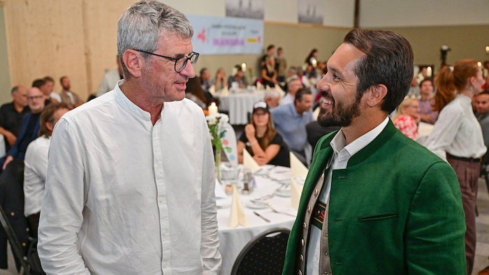 Rupert Schiefer (li.) mit Bürgermeister Markus Schmaranzer