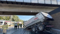 Der Lkw rammte bei Kundl die Brücke.
