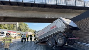 Der Lkw rammte bei Kundl die Brücke.