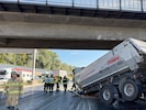 Der Lkw rammte bei Kundl die Brücke.