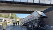 Der Lkw rammte bei Kundl die Brücke.