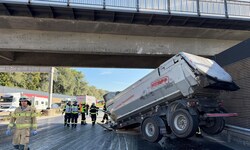 Der Lkw rammte bei Kundl die Brücke.