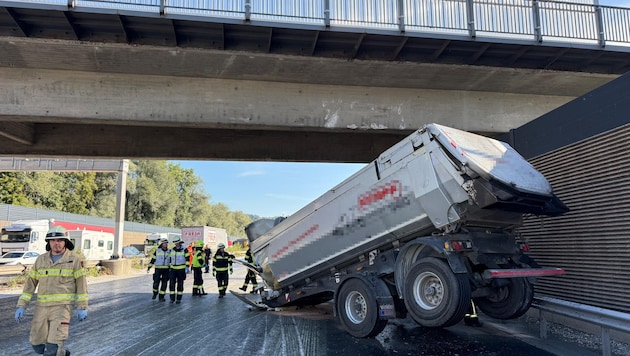 Der Lkw rammte bei Kundl die Brücke.