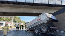 Der Lkw rammte bei Kundl die Brücke.