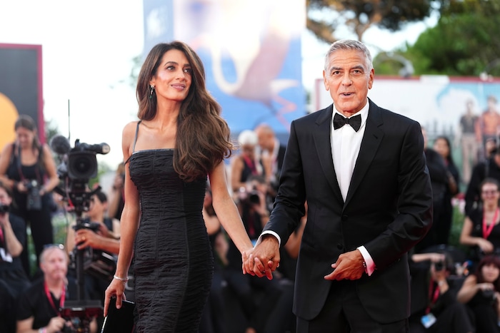 Händchen haltend schritten Amal und George Clooney in Venedig über den Red Carpet.