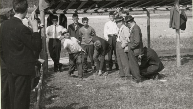 Ein historisches Bild beim Kegeln aus dem Jahr 1962.