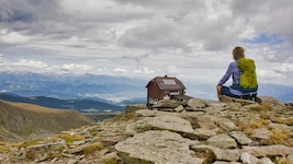 Auf 2376 Meter Seehöhe thront das Zirbitzkogel-Schutzhaus und lädt somit zu Steiermarks höchstem ...