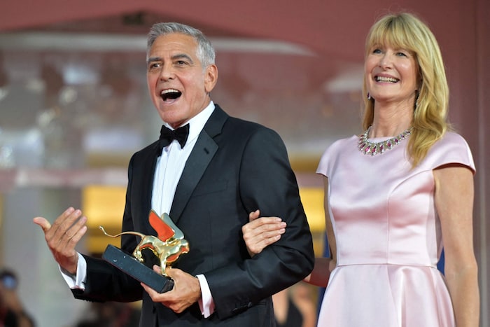 George Clooney ließ sich von Laura Dern beglückwünschen.