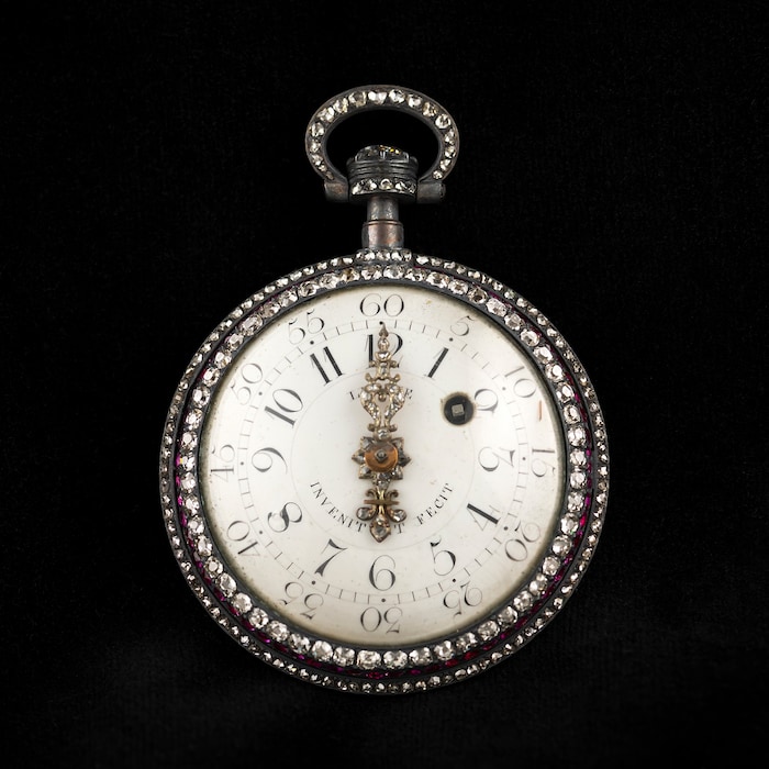 Unter den Exponaten befindet sich Marie Antoinette‘s Taschenuhr.