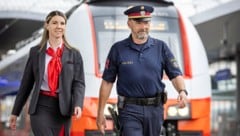 Schöne Werbebilder sollen die Gewaltspirale auf Bahnhöfen und in Zügen kaschieren.