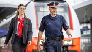 Schöne Werbebilder sollen die Gewaltspirale auf Bahnhöfen und in Zügen kaschieren.