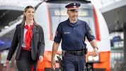 Schöne Werbebilder sollen die Gewaltspirale auf Bahnhöfen und in Zügen kaschieren.