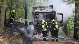 Holzschnitzel-Transporter brannte auf Forststraße aus.