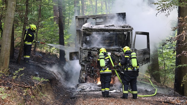 Holzschnitzel-Transporter brannte auf Forststraße aus.