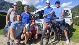 Fahrer Ingo Steiner (2. von rechts) und Radler Jürgen Feldhoff mit weiteren Go-Mobil-Kräften. 