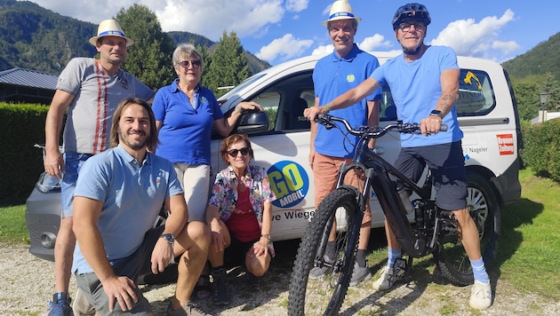 Fahrer Ingo Steiner (2. von rechts) und Radler Jürgen Feldhoff mit weiteren Go-Mobil-Kräften.
