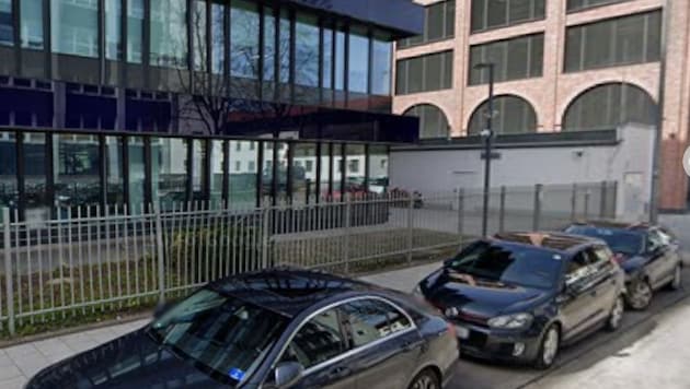 In München sollen Brandsätze auf eine Baustelle vor der Firmenzentrale geworfen worden sein.