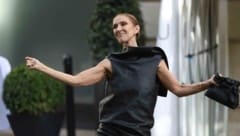 Céline Dion überraschte Fans in Paris spontan mit einem Tänzchen und stimmte dazu einen ihrer ...