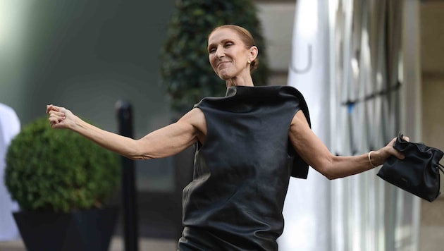 Céline Dion überraschte Fans in Paris spontan mit einem Tänzchen und stimmte dazu einen ihrer ...