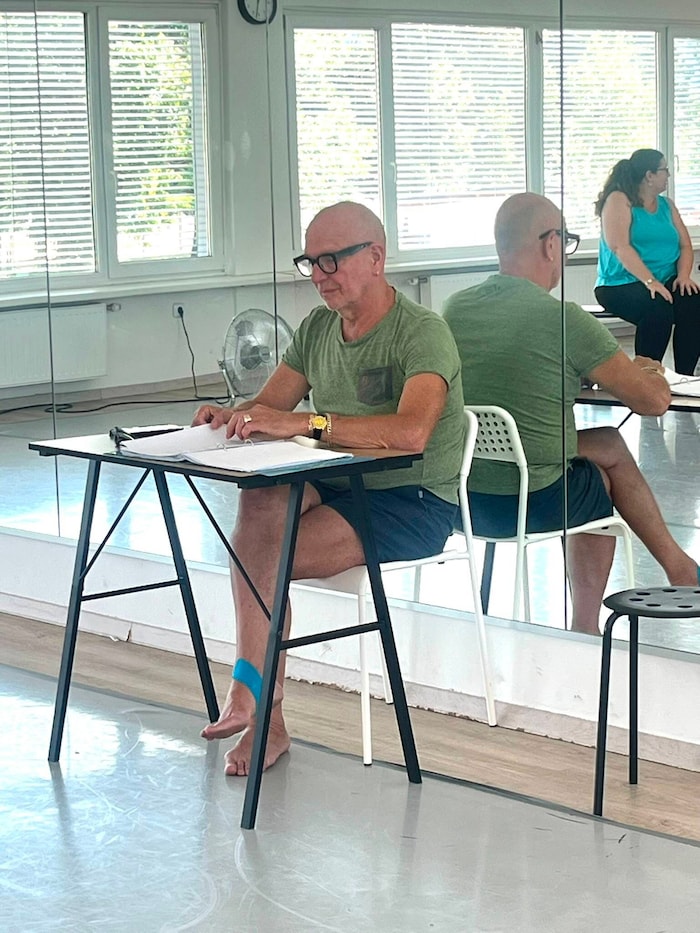 Dirk Smits führt Regie und steht selbst auch auf der Bühne.