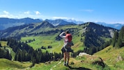 Die Wanderung bietet tolle Ausblicke – hier in Richtung Laterns.