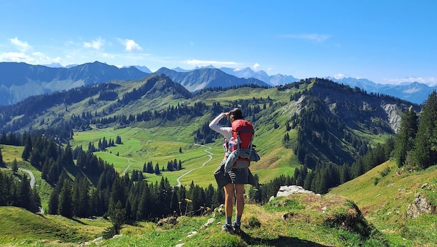 Die Wanderung bietet tolle Ausblicke – hier in Richtung Laterns.