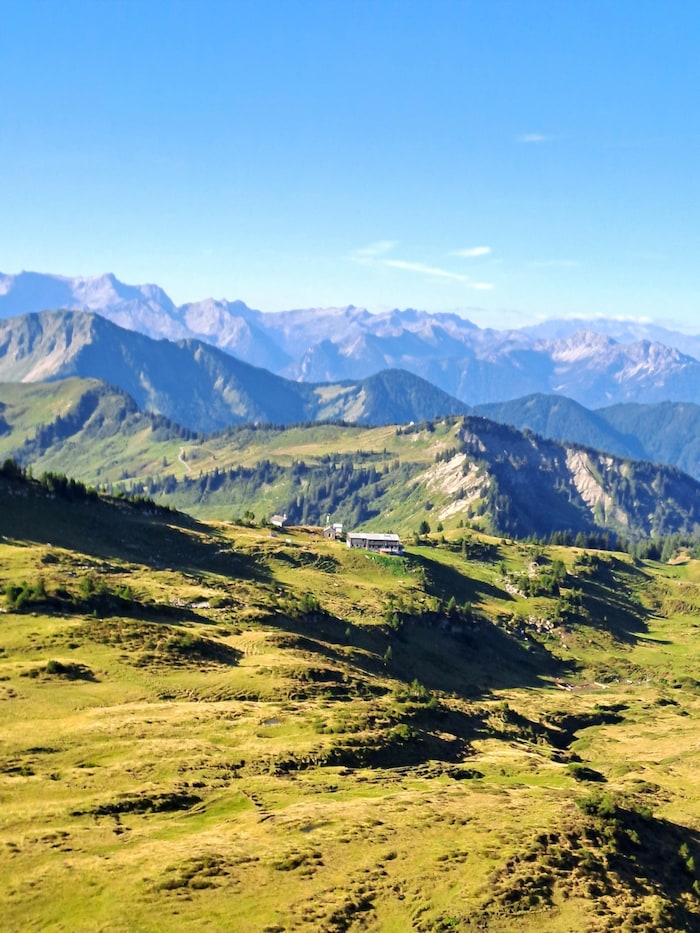 Inmitten der Berglandschaft liegt das Freschenhaus.