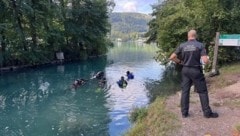 Taucher bargen den vermissten Schwimmer aus 13 Metern Tiefe.