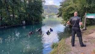 Taucher bargen den vermissten Schwimmer aus 13 Metern Tiefe.