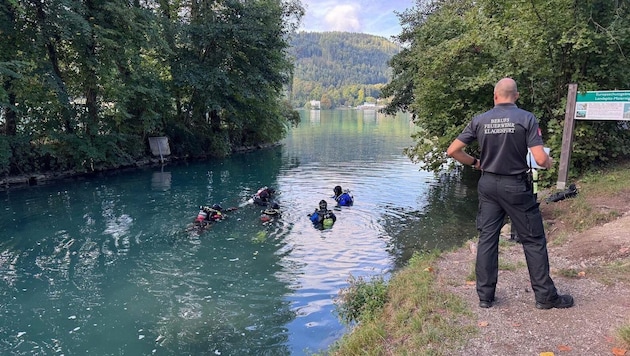 Taucher bargen den vermissten Schwimmer aus 13 Metern Tiefe.