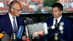 Sorgenfalten bei Deutschlands Bundeskanzler Friedrich Merz (CDU) und Ministerpräsident Sven ...