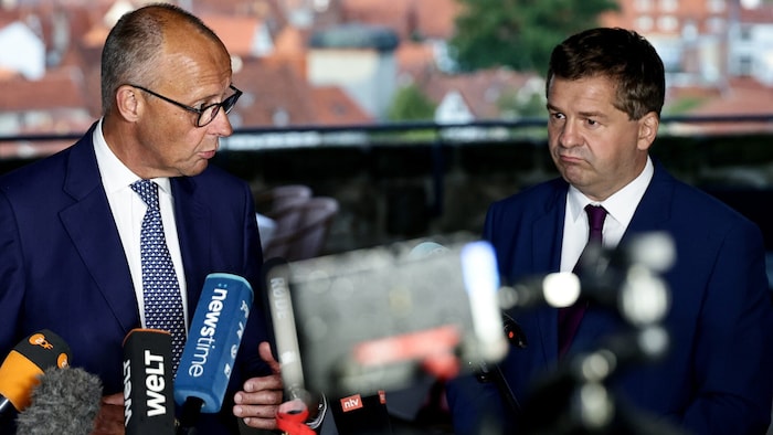 Sorgenfalten bei Deutschlands Bundeskanzler Friedrich Merz (CDU) und Ministerpräsident Sven ...