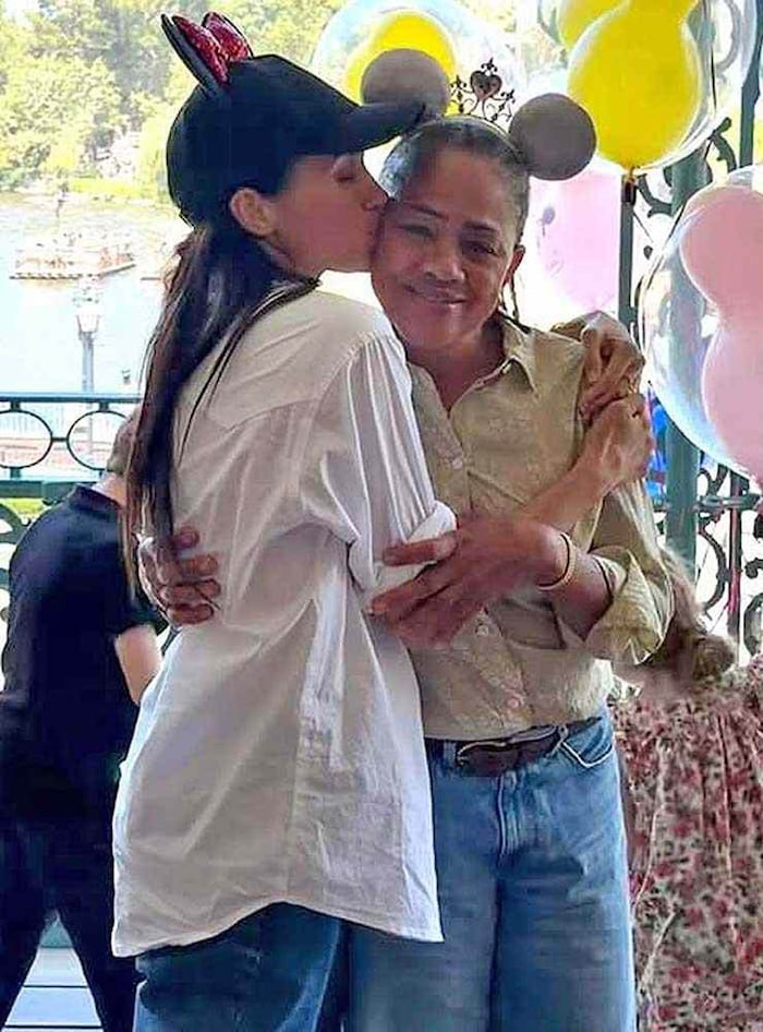 Noch im Frühjahr busselte Meghan beim Ausflug ins Disneyland ihre Mama. Kurz vor dem 70. ...
