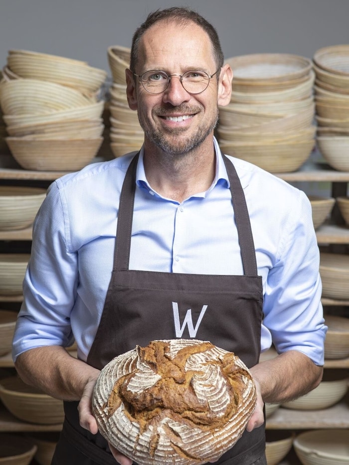 Gerhard Winkler mit dem beliebten Opa-Johann-Brot.