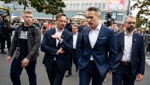 Am Hermannplatz in Berlin-Neukölln: FPÖ-Stadtrat Stefan Berger (2. v. l.) mit den Berliner ...