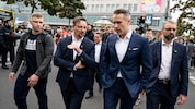 Am Hermannplatz in Berlin-Neukölln: FPÖ-Stadtrat Stefan Berger (2. v. l.) mit den Berliner ...