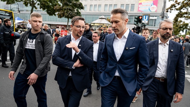 Am Hermannplatz in Berlin-Neukölln: FPÖ-Stadtrat Stefan Berger (2. v. l.) mit den Berliner ...