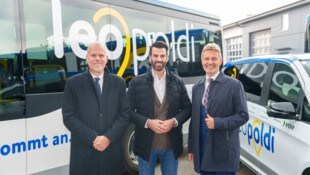 Verkehrslandesrat _Landbauer (M.) und die NÖVOG-Chefs Schroll und Hasenöhrl sehen sich vom ...