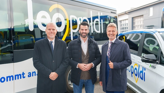 Verkehrslandesrat _Landbauer (M.) und die NÖVOG-Chefs Schroll und Hasenöhrl sehen sich vom ...