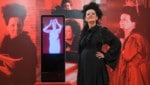 Medienkünstlerin Bernadette Huber in ihrer Ausstellung. 